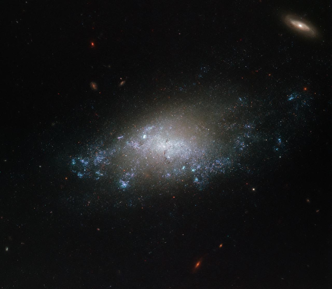 哈勃空间望远镜拍摄的旋涡星系与背景星系